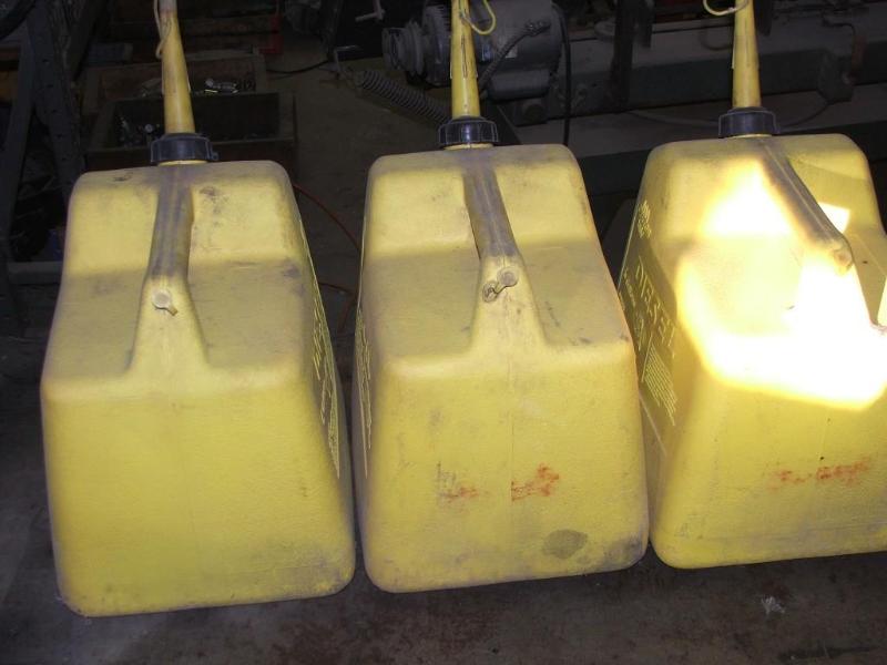 lot 31 image: 8 fuel containers 3 - 6 gallon die...