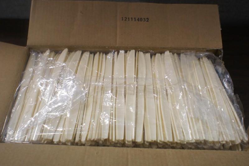 lot 90 image: Lot of (1000) champagne color plast...