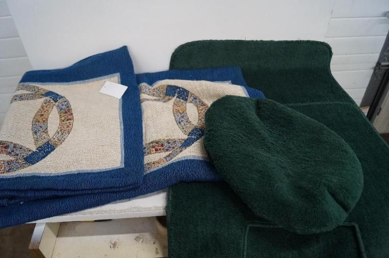 Bathroom rug set and 2 pillow cases...