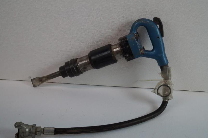 lot 19 image: Air Powered Chipping Hammer