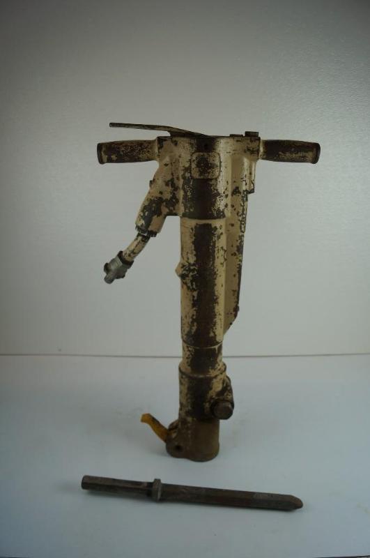 lot 22 image: 90 lb Air Hammer and Bit