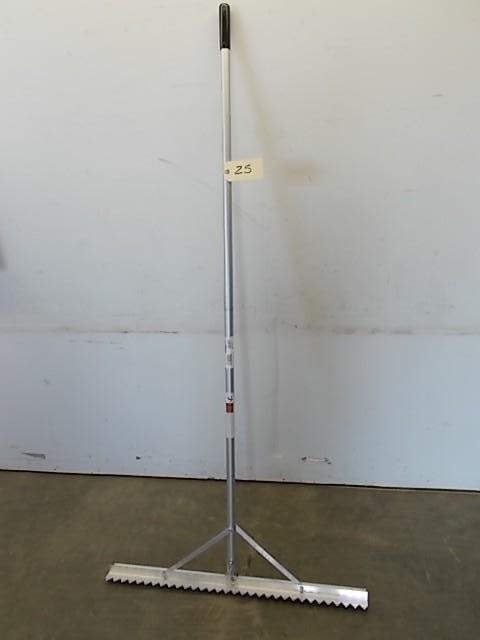 lot 25 image: True Temper 3 Aluminum Landscape R...