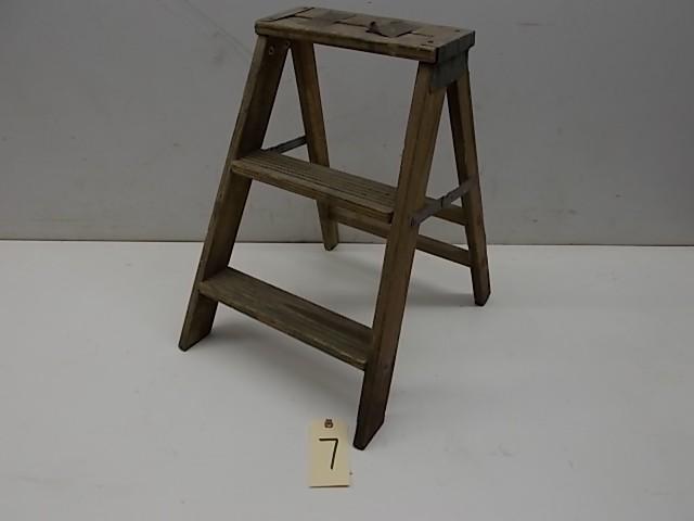 lot 7 image: 22" Wooden Step Ladder...