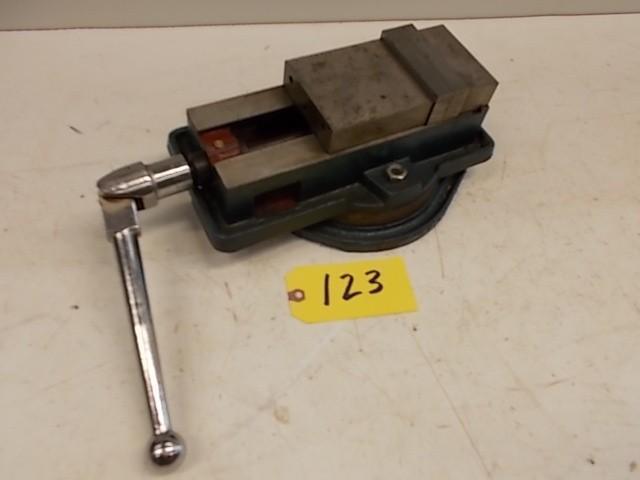 lot 123 image: 4" Swivel Base Machine Vise...