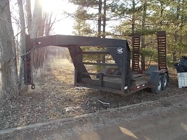 lot 22 image: 2000 Top Trailers 5th Wheel Trailer...