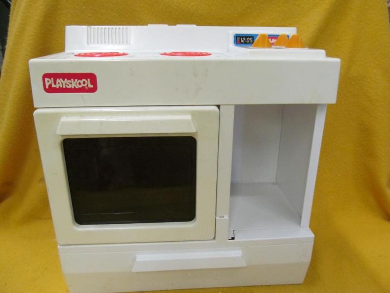 lot 108 image: Childs Play Skool Stove...