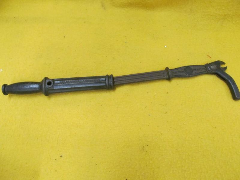 lot 126 image: Crescent Bridgeport Nail Puller...
