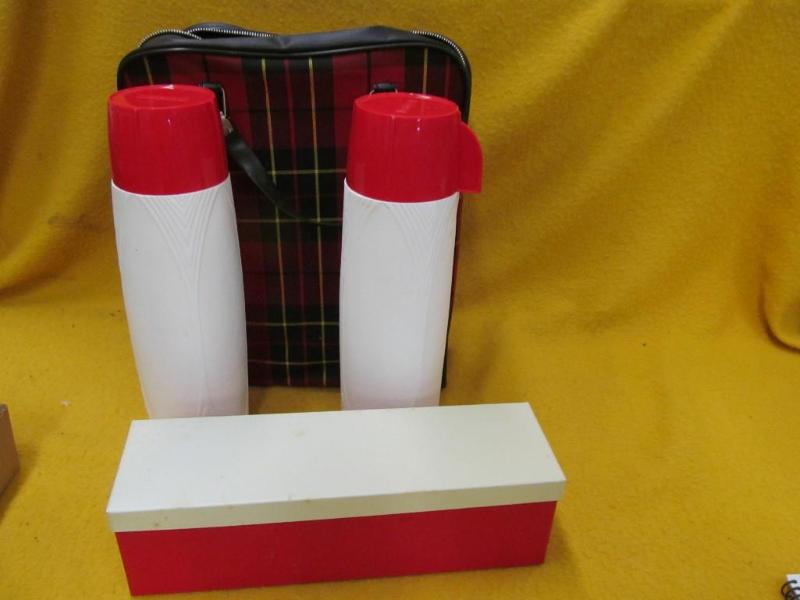 lot 135 image: 4 Piece Universal Set - 2 Thermos, ...