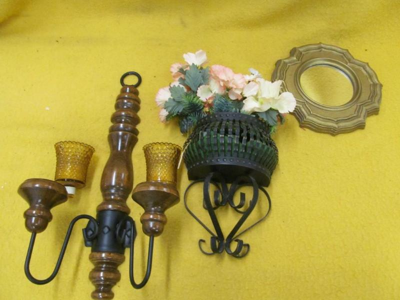 lot 139 image: Box of Home Interior - Mirror, Flow...