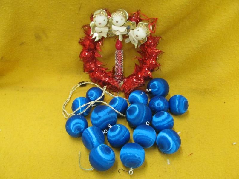 lot 152 image: 18 Christmas Items - 17 Blue Ball O...