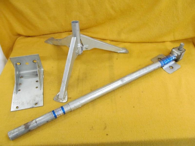 lot 19 image: Set of 3 Pickup Camper Jacks - Riec...