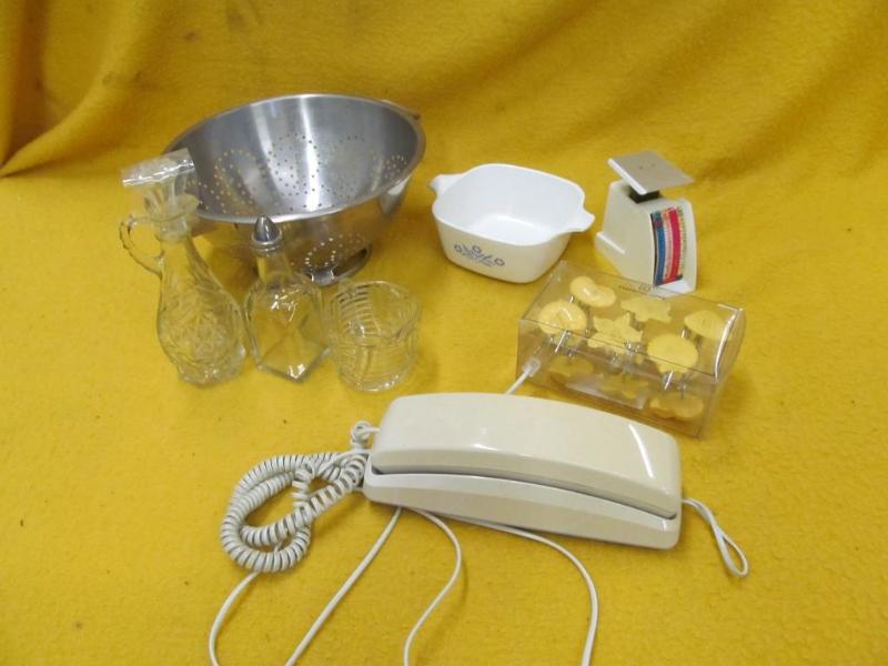 lot 208 image: Strainer, Corning Ware Casserole, S...