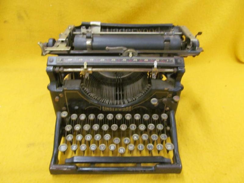 lot 226 image: Underwood Manual Typewriter...