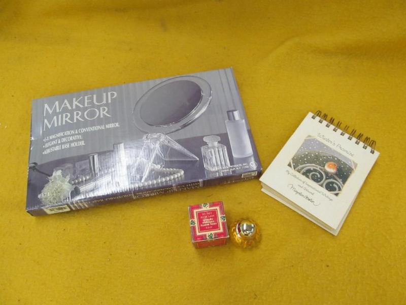 lot 233 image: Makeup Mirror, Avon Very Merry Colo...
