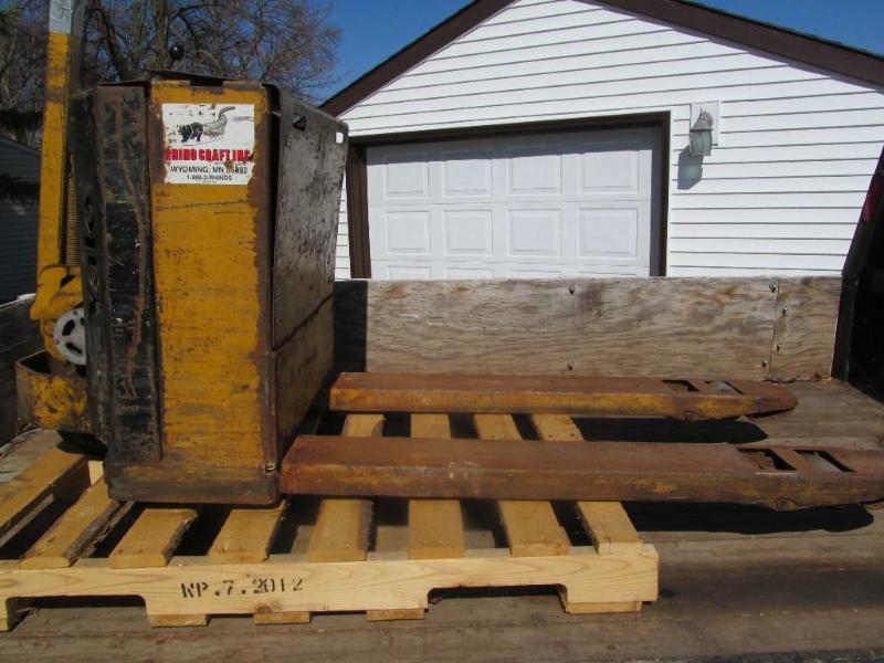 lot 243 image: Walk Behind Yale Fork Lift...