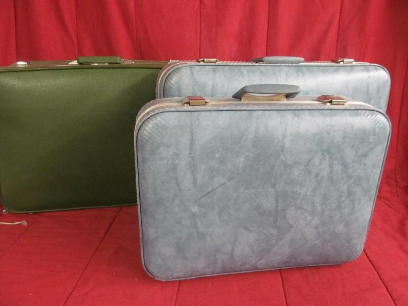 lot 248 image: 3 Hard Side Suitcases, 1 is a Samso...