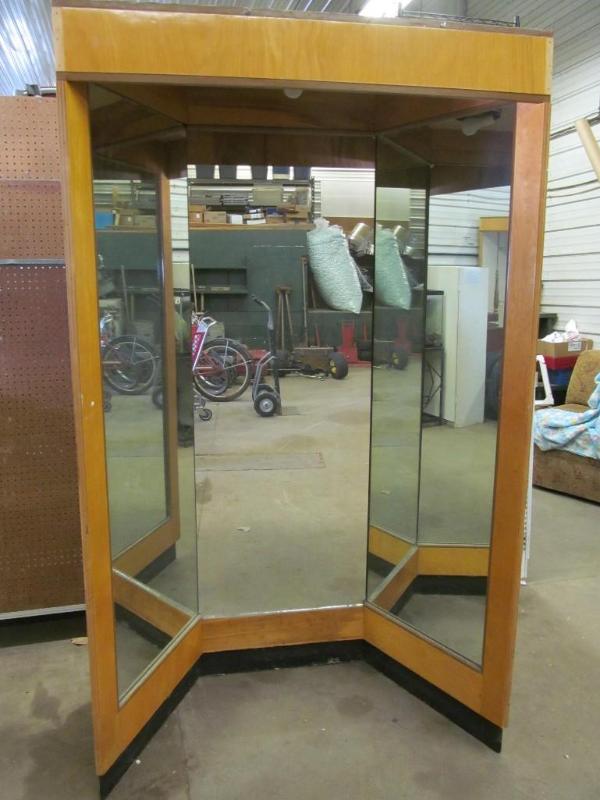 lot 34 image: 3 Way Mirror 2d x 4w - Lighted...