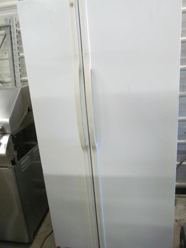 lot 42 image: &nbspGE Side by side Refrigerator...