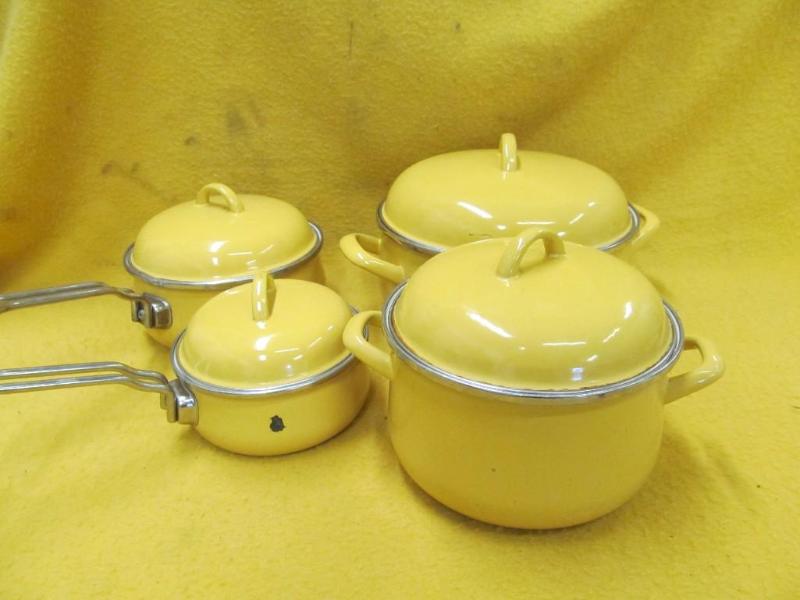 lot 66 image: Set of 4 Vitret Gourmet 2 sauce pan...