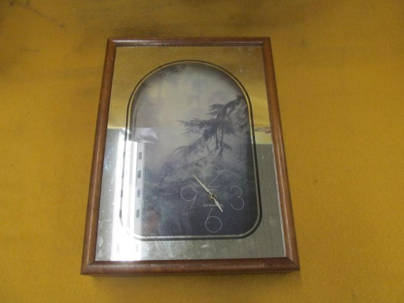 lot 69 image: Picture-Clock Battery Operated 14&q...