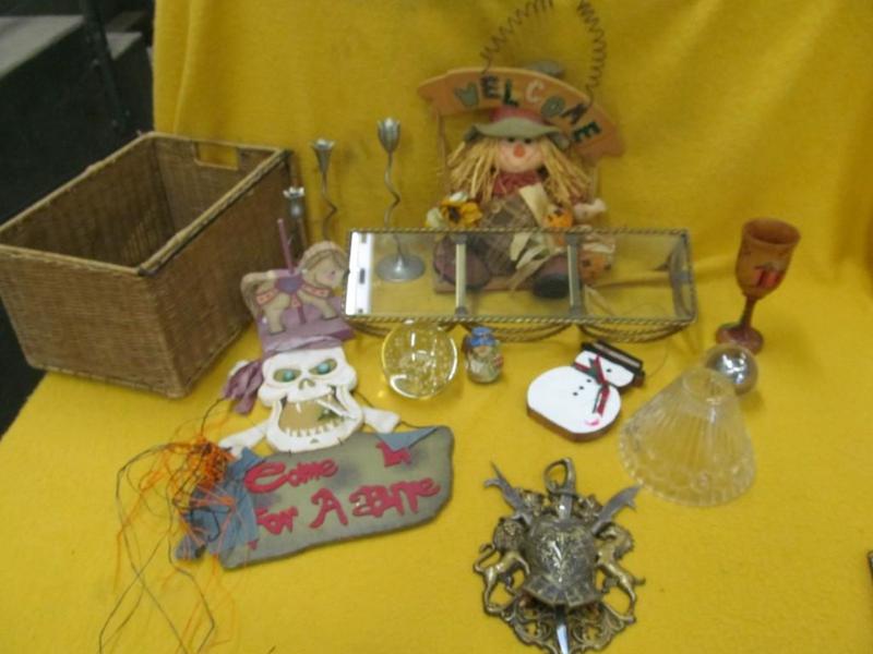 lot 87 image: Welcome Decor, Lamp shade, Shelf wi...