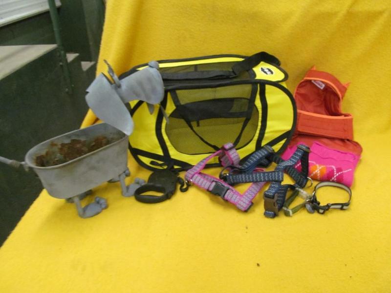 lot 92 image: Collapsable&nbspPet Carrier, Sever...