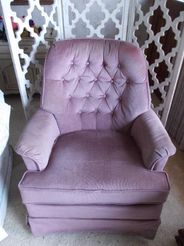 La-Z-Boy Swivel Rocker BUYER IS RES...