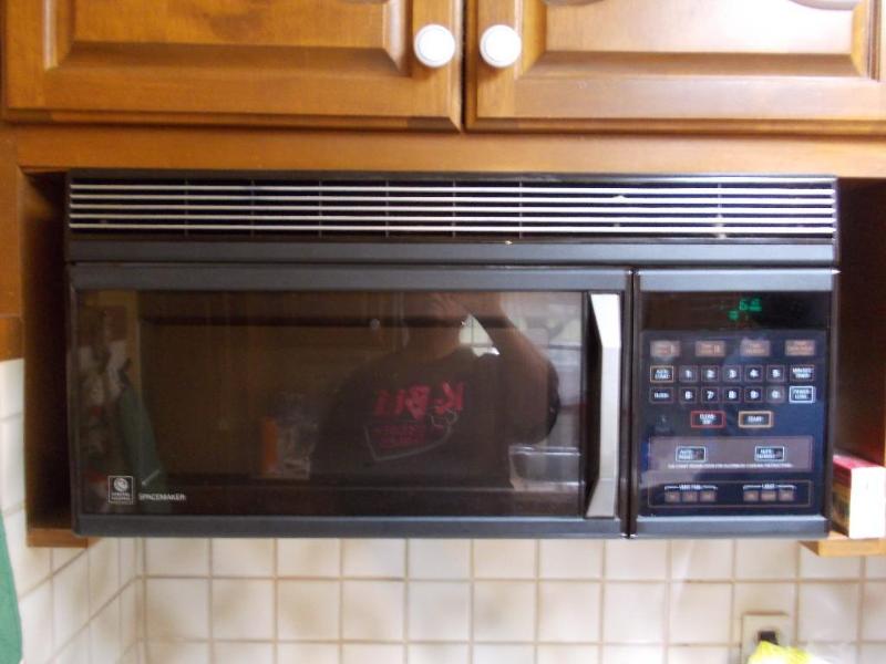 GE Spacemaker&nbspMicrowave (30&qu...