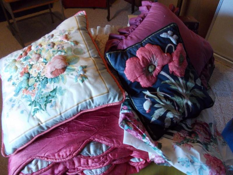Lot Of Floral Bedding Bed Skirt, S...