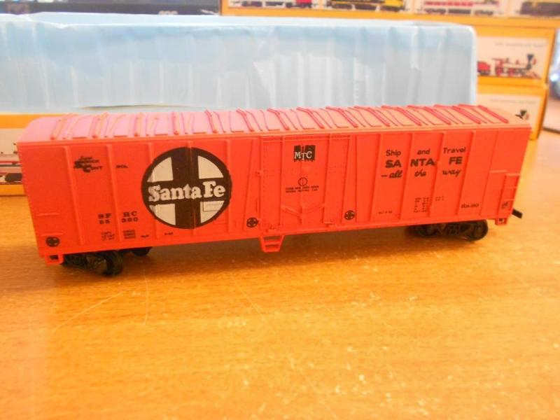 Bachmann HO Santa Fe box car....