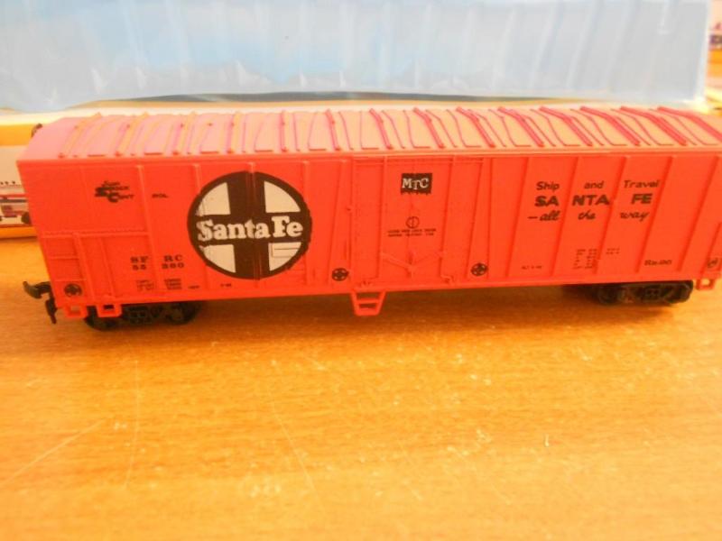 Bachmann HO Santa Fe box car....