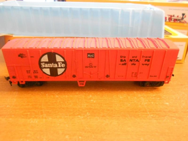 Bachmann HO Santa Fe box car....