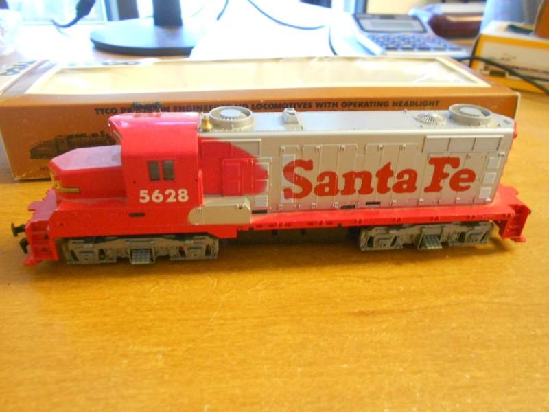 HO Scale Tyco Santa Fe # 5628 Locom...