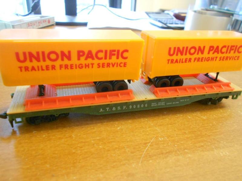 Tyco ATSF Flat car with Santa Fe Tr...