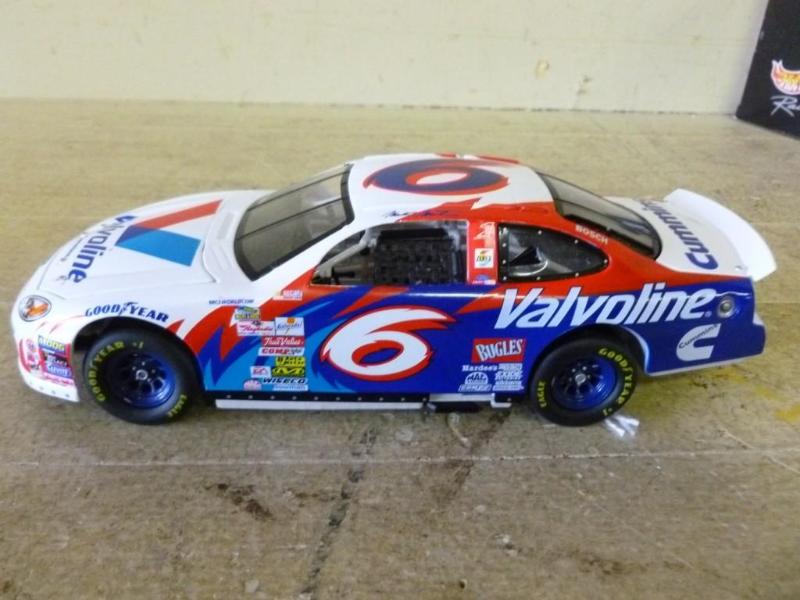 lot 120 image: Mattel Hot Wheels NASCAR 2000 Mark ...