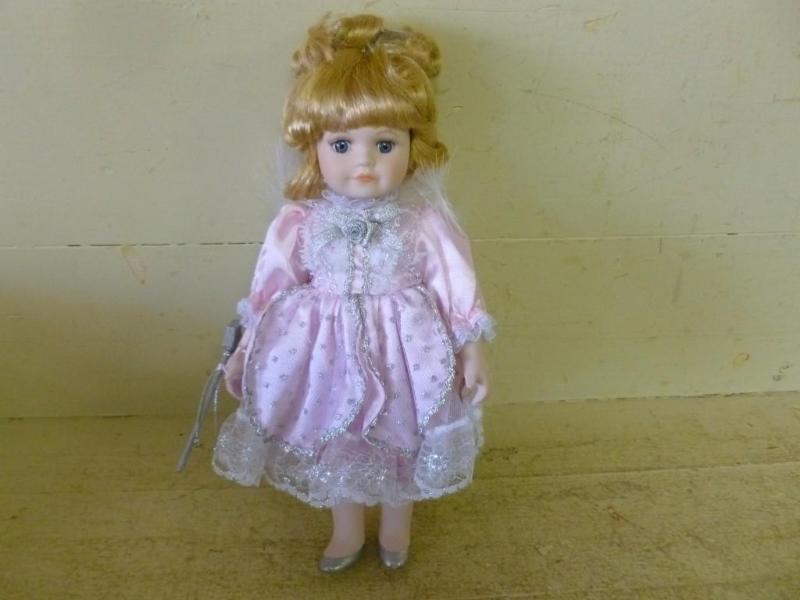 lot 59 image: Beautiful Royalton Collection Genui...