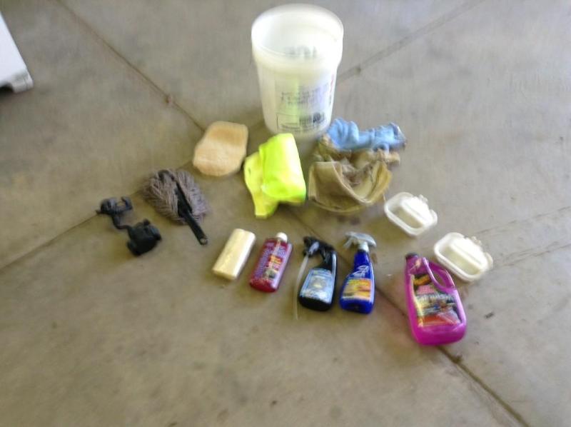 lot 105 image: Bucket of carwash items, cleaners, ...