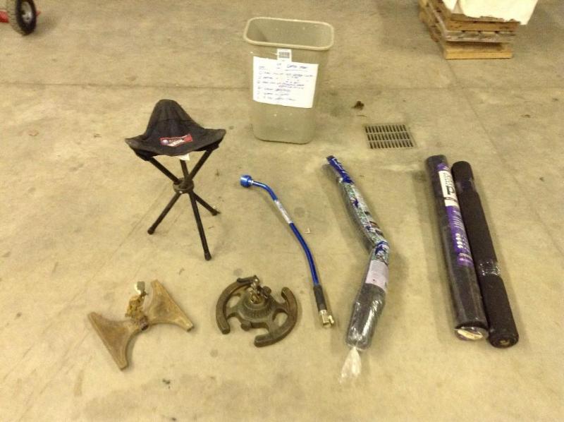 lot 119 image: Basket of gardeners items, 1 roll o...