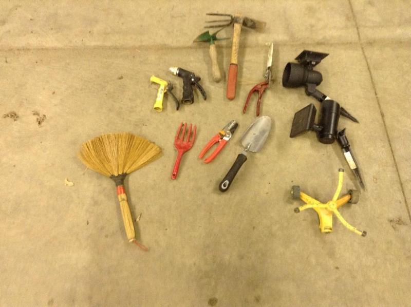 lot 121 image: Basket of garden tools, please see ...