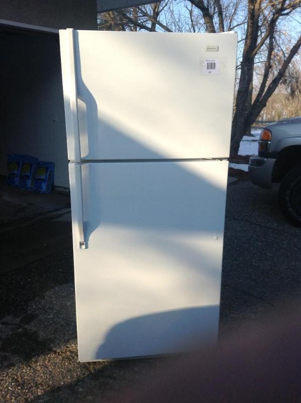 lot 43 image: Magic Chef Refrigerator model CTB19...