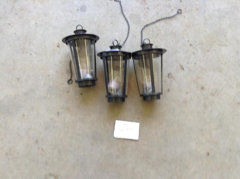 lot 47 image: Set of 3 outdoor hanging candle lig...