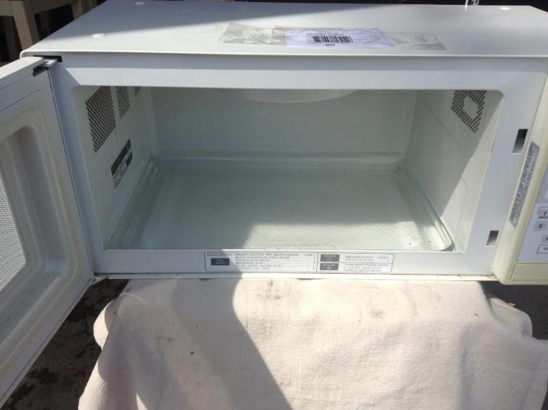 lot 50 image: GE Microwave model JEM27LWH001, Ht ...
