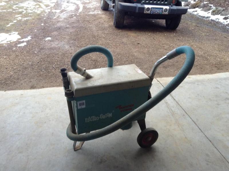 lot 54 image: Electro Groom horse groomer with bo...