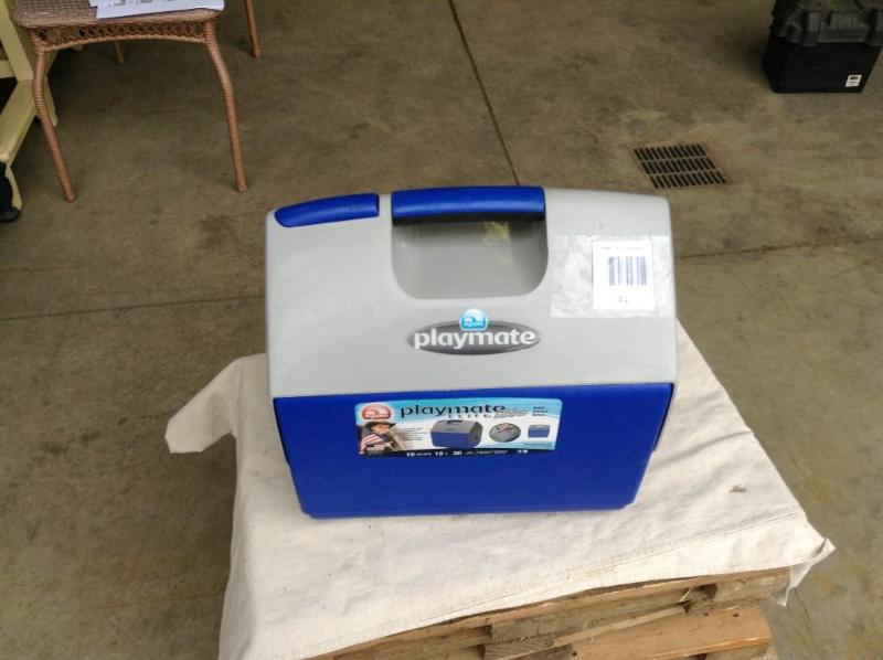 lot 81 image: Playmate 16 quart cooler...