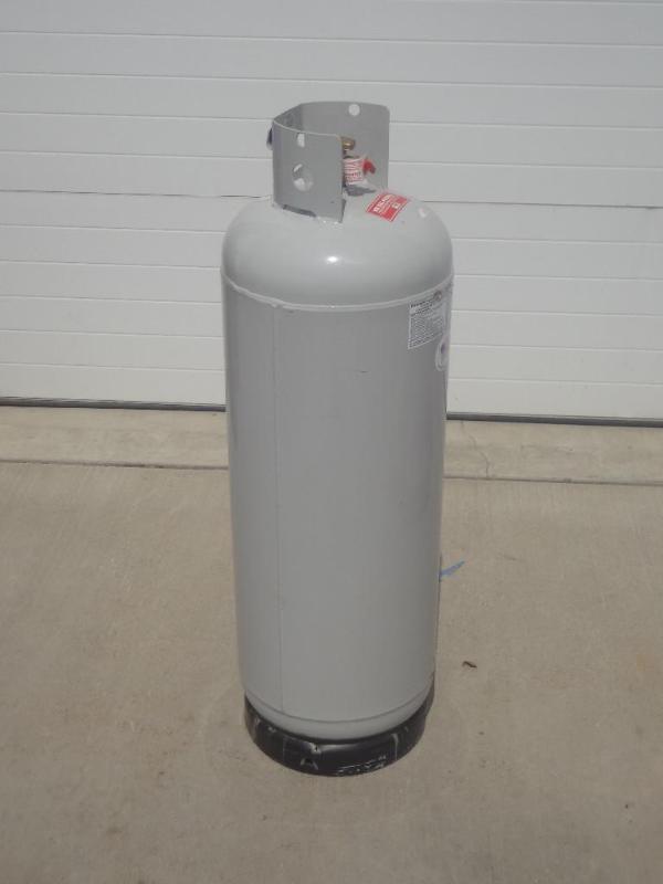 lot 10 image: Like New 80# LP Tank...