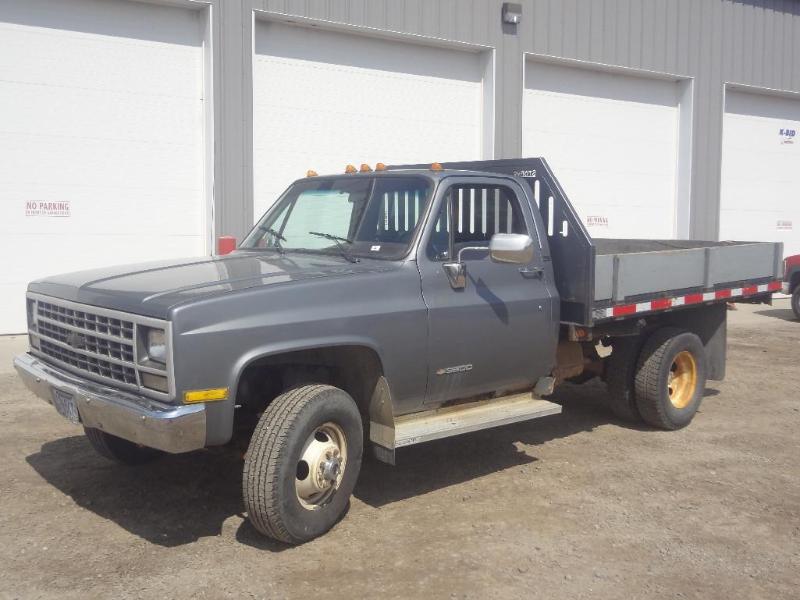 lot 2 image: 1989 Chevrolet Cheyenne 3500, 5.7Li...