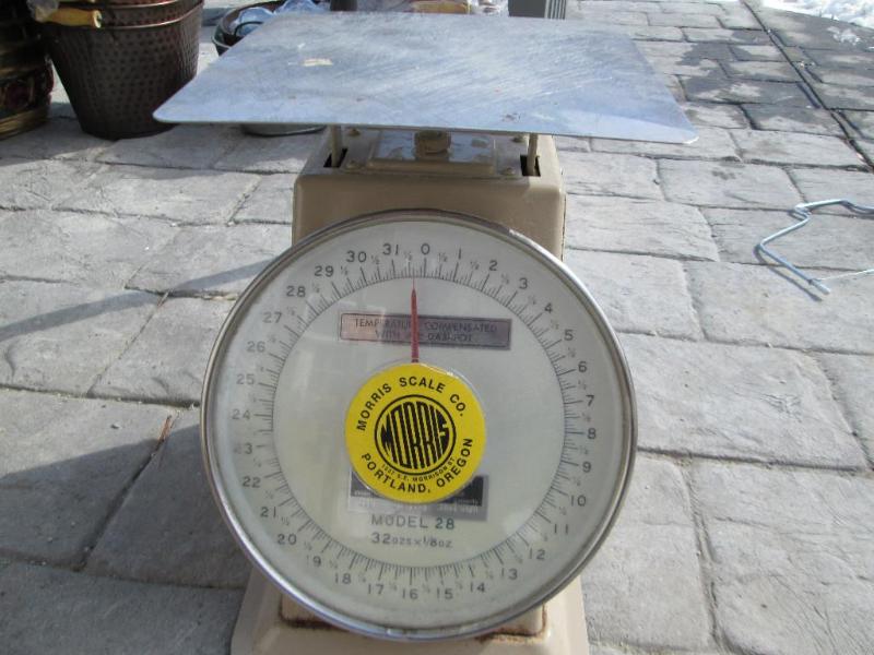 lot 17 image: Morris scale co. Model 28 32 ozs x ...