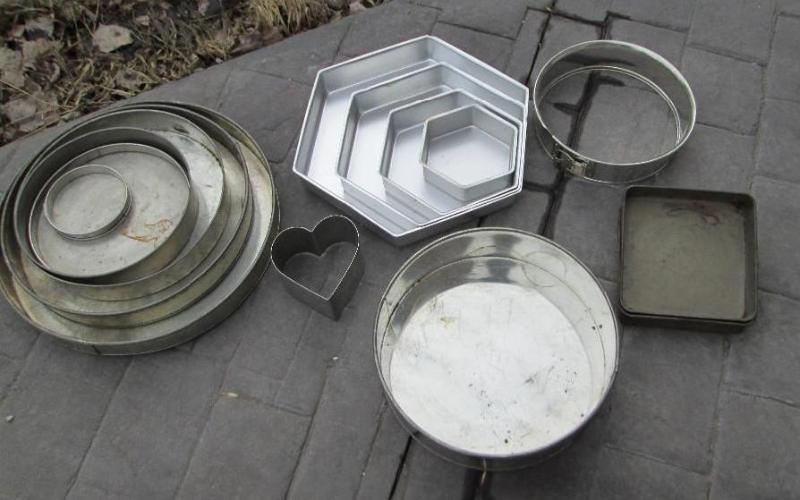 lot 30 image: Assorted baking pans, 8 round, 4 he...