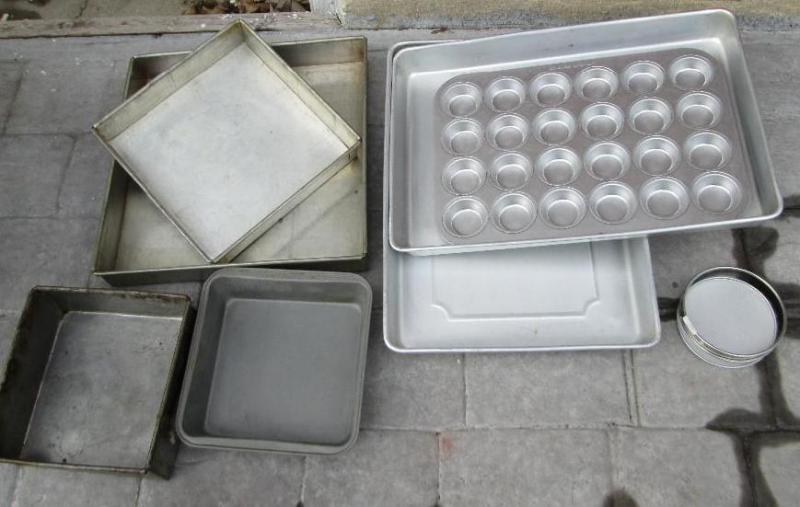 lot 31 image: Assorted baking pans, 4 square, 2 r...