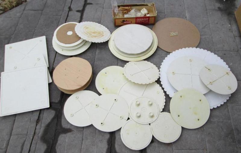 lot 33 image: Assorted plastic cake platforms...
